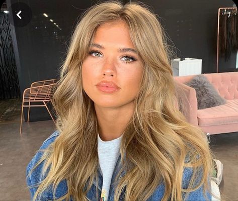 Face Frame For Round Face, Honey Blonde Hair Curtain Bangs, Matilda Djerf Hair Color, Mathilda Djerf Hair, Fake Curtain Bangs, Tan Blonde Hair, Blonde 2023, Center Part Hairstyles, Blond Hairstyle