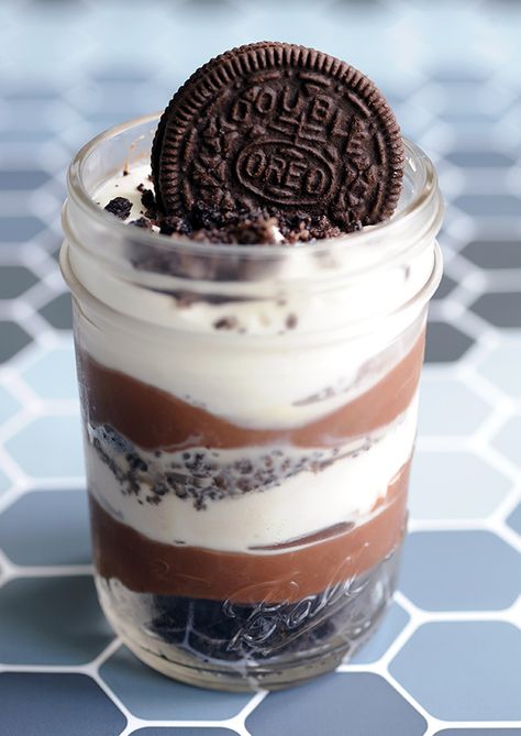 Mouthwatering. The best word to describe this chocolate Oreo pudding mason jar pie recipe. Oreo Jar, Pudding Oreo, Cake In Jar, Homemade Oatmeal Cream Pies, Jar Pies, Mason Jar Pies, Desserts In A Jar, Chocolate Pudding Desserts, Chocolate Pie With Pudding