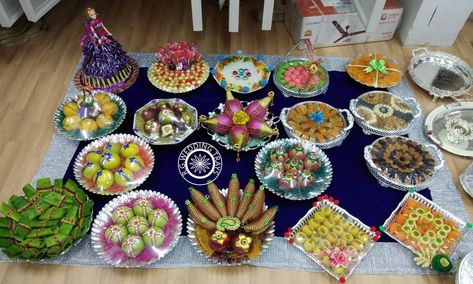 Baby Shower Plate Decoration Ideas, Wedding Plates Decoration Indian, Plate Decoration For Baby Shower Indian, Poonal Decoration, Seer Thattu Decoration Ideas, Sreemantham Plate Decoration, Engagement Plates Decoration Ideas, Seemantham Plate Decoration Ideas, Engagement Plate Decoration