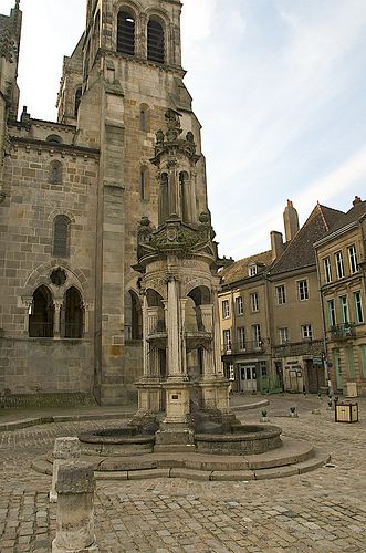 Autun - Saône et Loire (France) - An old fountain stands in front of the St Lazare Cathedral. Romanesque Aesthetic, Medieval Fountain, Old Fountain, Architecture Inspiration, Notre Dame, France, Architecture, Human, Building