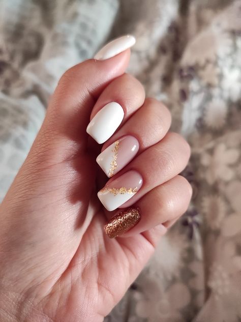 White french nails with gold foil pieces White Nails With Golden Foil, French Nails With Gold Foil, Foil French Tip Nails, White Foil Nails, Nail Art Feuille D'or, French Tip With Gold Line, White And Golden Nails, French Nails With Gold, Short Nails Halloween