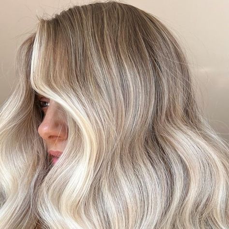 Blonde Hair Natural Roots, Root Smudge Blonde, Blonde Foils, Hair Ritual, Blonde Hair With Roots, Blonde With Dark Roots, Hair Color Options, Cool Blonde Hair, Creamy Blonde