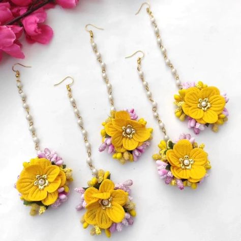 Floral Maang Tikka DM us for more details or WhatsApp us on 9867422790 Flower Jewelry Designs, Mang Tikka, Maang Tikka, Art Attack, Flower Jewelry, Flower Jewellery, Diy Flowers, The Gift, Jewelry Designs