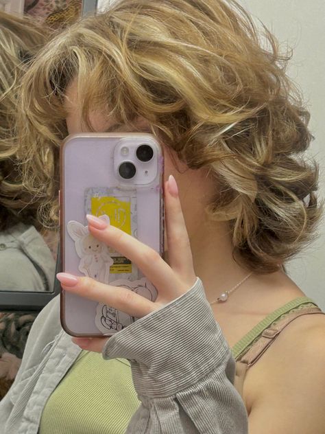 Blonde Tomboy Aesthetic, Short Brown Hair With Blonde Streaks, Short Blonde Curly Hair With Bangs, Short Brown Hair Layered, Brown Short Hair With Layers, Messy Short Blonde Hair, Short Layered Hair Curly, Brown Streaks In Blonde Hair, Curly Blonde Short Hair