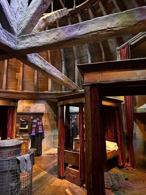 WHY EVERY HARRY POTTER FAN NEEDS TO VISIT THE WARNER BROTHERS STUDIO TOUR IN LONDON ASAP — Tanna Wasilchak Geek Room Decor, Hogwarts Bedroom, Room Decor Bedroom Ideas, Gryffindor Common Room, Decor Bedroom Ideas, Geek Room, Stile Harry Potter, Harry Potter Room Decor, Gryffindor Aesthetic