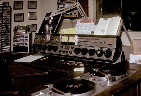 Radio Broadcasting, Pirate Radio, Old Radio, Internet Radio Station, Old Radios, Disc Jockey, Radio Stations, Internet Radio, Vintage Radio