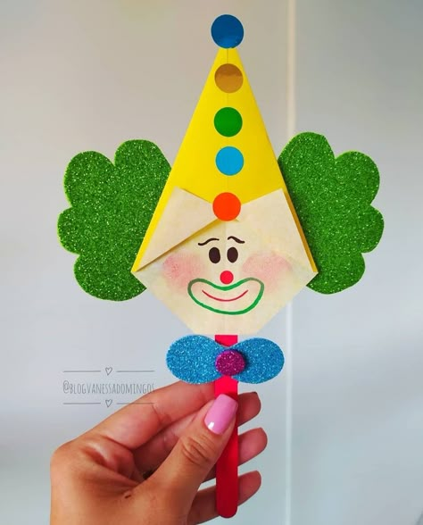 Circus Theme Crafts, Leaf Craft Activities, Carnival Crafts, Christmas Units, Catholic Crafts, Cute Clown, Leaf Crafts, Carnival Themes, Board Decoration