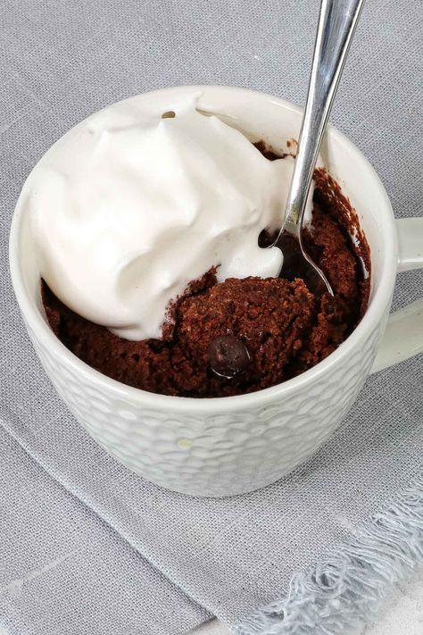 This gooey, chocolatey vegan almond flour mug cake bakes right in the microwave. An easy, healthy dessert ready in just 5 minutes! WFPB, oil free. Almond Flour Mug Cake, Vegan Mug Cakes, Flax Meal, Gooey Cake, Chocolate Muffin, Chocolate Lava Cake, Keto Dessert Easy, Chocolate Mug Cakes, Chocolate Mugs