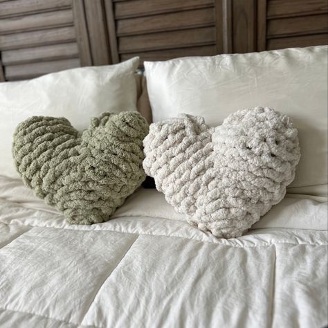 Chunky Yarn Crochet, Finger Knitting Projects, Shaped Pillows, Chunky Knit Pillow, Heart Pillows, Mode Crochet, Blanket Diy, Crochet Clothing And Accessories, Finger Knitting