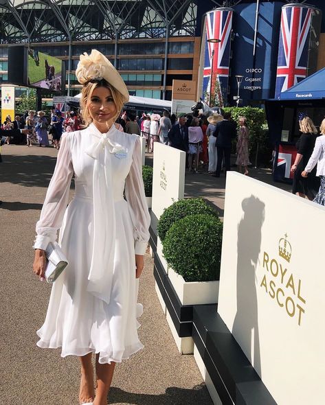 Juliana Mizon in Claire Mischevani and Juliette Botterill Kentucky Derby Outfit Aesthetic, Royal Ascot Hairstyles, Ladies Tea Outfits, English High Tea Outfit, Fascinator Outfit Classy Dresses, Ladies Race Day Outfits, Dress With Fascinator Outfit, Horse Derby Outfits, Royal Ascot Aesthetic