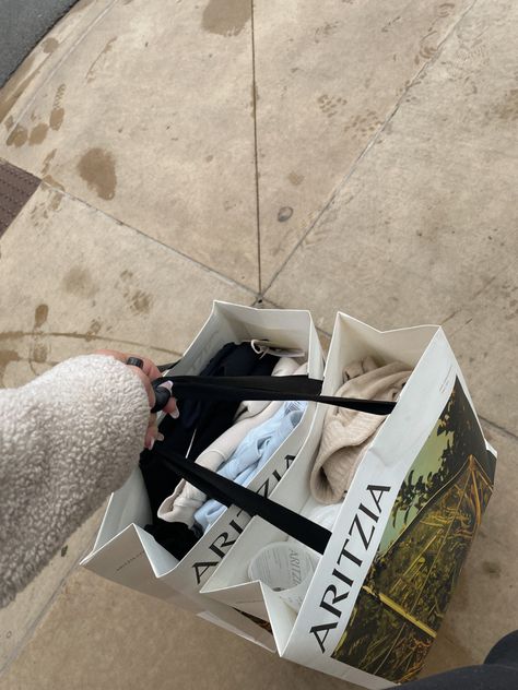 Many Shopping Bags Aesthetic, Aritzia Shopping Bag Aesthetic, Aritzia Bag Aesthetic, Aritzia Shopping Bag, Personal Shopper Aesthetic, Aritzia Aesthetic Outfits, Aritzia Outfit Aesthetic, Shopping Aesthetic Bags, Shopping Moodboard