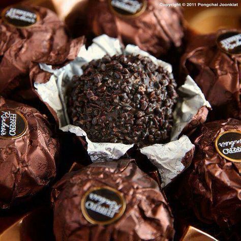 Ferrero Rondnoir, Chocolate Ferrero Rocher, Fashion Make Up, Chocolate Fashion, Holiday Chocolate, Ferrero Rocher, Inspiring Images, Chocolate Cookie, Fashion Makeup