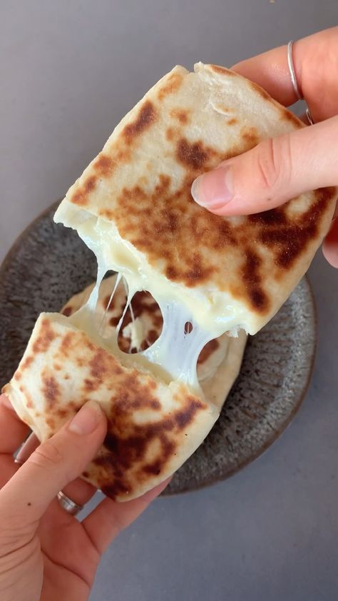 Flat Bread No Yeast, Cheesy Flatbread, Flatbread Dough Recipe, Yogurt Flatbread, Two Ingredient Dough, Bread No Yeast, Self Raising Flour, Pizza Base, Two Ingredient