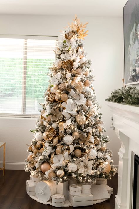 Crismas Tree, Christmas Tree Inspo, Gold Christmas Tree Decorations, Christmas Tree Decorating Themes, Elegant Christmas Trees, Creative Christmas Trees, Silver Christmas Tree, A White Christmas, Gold Christmas Decorations