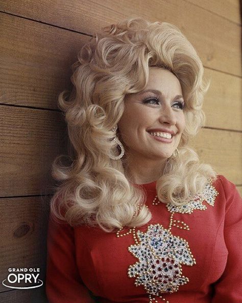 Dolly Parton Costume, Dolly Parton Quotes, Dolly Parton Pictures, Cowgirl Aesthetic, Makeup Homecoming, Amy Lee, Bridesmaid Makeup, Hello Dolly, Megan Fox