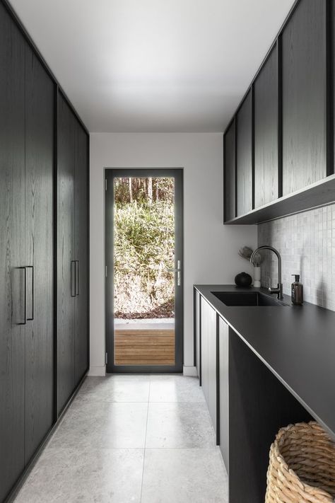 Black Utility Room, Kooringal Lodge, Laundry Colours, Mid Century Modern Laundry Room, Laundry Room Styling, Dark Laundry Room, Elegant Laundry Room, Laundry Room Decor Ideas, Lodge Style Home