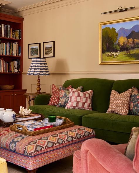 Cotswolds drawing room corner looking colourful and very cosy. Walls painted in our favourite neutral, Tawny by @edwardbulmerpaint Bookcase painted in @farrowandball Picture Gallery Red. Interiors by @uns.hobbs_interiors Photography by @boz_gagovski #unshobbsinteriors #cottagestyle #interiordesign #interiordesigner #interiors #countryhome #cotswolds #cotswoldsinteriors #cotswoldscottage English Living Room, Interior Design Per La Casa, Cosy Living, Cosy Living Room, Country Living Room, Design Del Prodotto, Living Room Inspo, Front Room, Cool Rooms