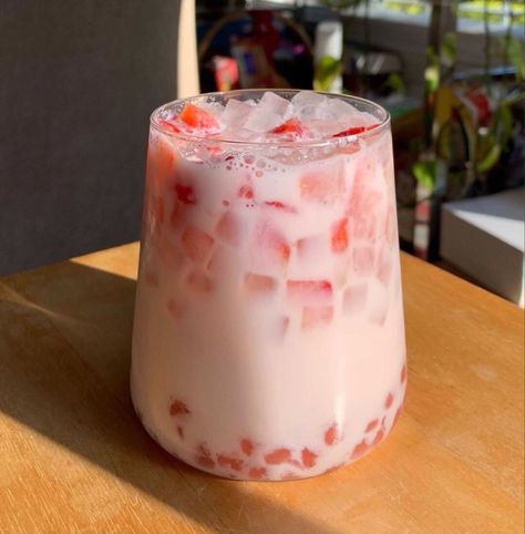 Strawberry Boba, Boba Tea Recipe, Japanese Food Illustration, Bubble Tea Boba, Strawberry Drinks, Boba Drink, Pretty Drinks, Boba Tea, Cute Desserts