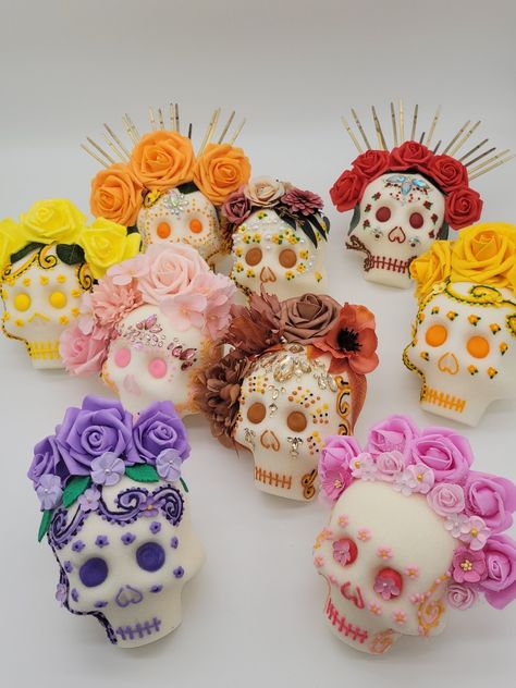 Diy Sugar Skull, Sugar Skull Crafts, Dia De Los Muertos Party Ideas, Mexican Sugar Skulls, Mexican Sweet Bread, Dia De Los Muertos Decorations Ideas, Skull Crafts, Baby Art Projects, Halloween Appetizers