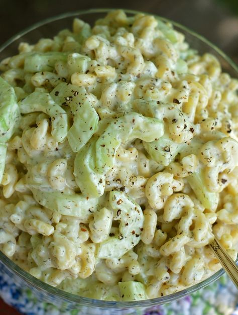 grandma's creamy cucumber macaroni salad - ChinDeep Cold Spaghetti Salad, Cucumber Pasta, Macaroni Salads, Cucumber Pasta Salad, Bbq Backyard, Cucumber Salads, Easy Macaroni Salad, Cooking Pasta, Side Chick