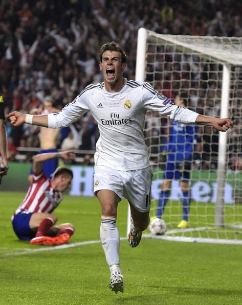 Gareth Bale of Real Madrid celebrating his goal in the 2014 Champions League Final Real Madrid 2014 Champions League, Gareth Bale 2014, Real Madrid 2014, Bale Real, Real Madrid Football Club, Real Madrid Soccer, Messi Neymar, Soccer Girl Problems, Manchester United Soccer