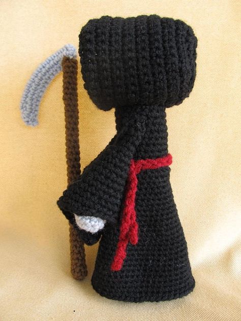 Cool Amigurumi, Gothic Knitting, Reaper Crochet, Holiday Crafts Halloween, Rabbit Ideas, Amigurumi Rabbit, Crochet Skull, Halloween Goth, Halloween Cross Stitch Patterns