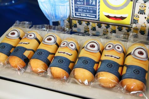 Twinkies dressed up as Minions at a Despicable Me birthday party!  See more party ideas at CatchMyParty.com! Despicable Me Birthday Party, Minion Baby Shower, Despicable Me Birthday, Minion Craft, Despicable Me Party, Minion Theme, Minion Cupcakes, Minion Birthday Party, Minion Birthday