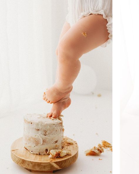 Minimalist Cake Smash, 1st Birthday Photoshoot Outdoor, Kids Photographer, Smash Photoshoot, Baby Birthday Photoshoot, Baby Cake Smash, 1st Birthday Pictures, 1st Birthday Photoshoot, Baby Birthday Themes