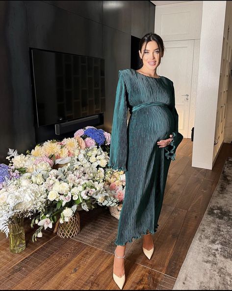 Pregnant Dress Elegant, Winter Maternity Dress, Cute Maternity Style, Elegant Maternity Dresses, Dress For Pregnant Women, Winter Maternity Outfits, Maternity Evening Dress, Preggo Fashion, Dresses For Pregnant Women