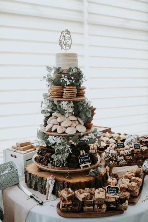 Rustic Dessert Table, Wedding Cake Alternatives, Dream Wedding Decorations, Boda Mexicana, Wedding Dessert Table, Wedding Cake Rustic, Fall Wedding Cakes, Wedding Dessert, Future Wedding Plans