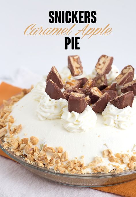 Snickers Caramel Apple Pie - delicious layers of cream cheese, caramel, crunchy, fresh apples and whipped cream. Best of all, it's topped with Snickers and peanuts. It's a quick and easy dessert too! Snickers Pie, Creamy Pie, Caramel Apple Dip, Pie Easy, Holiday Pies, Caramel Apple Pie, Baking Substitutes, Book Diy, Easy No Bake