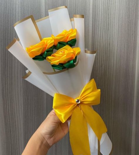 Eternal Roses/ Ramo Buchon Yellow Eternal Roses Bouquet, Flower Bouquet Ribbon, Eternal Flower Bouquet, Forever Flower Bouquets, Single Roses, Satin Flowers Diy, Ribbon Rose Bouquets, Roses Bouquet Gift, Eternal Flowers