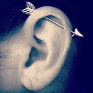 The Arrow Industrial | 28 Adventurous Ear Piercings To Try This Summer Industrial Ear Piercing, Industrial Piercings, Cool Piercings, Cute Ear Piercings, Cute Piercings, Industrial Piercing, Body Piercings, Ear Piercing, Piercing Tattoo