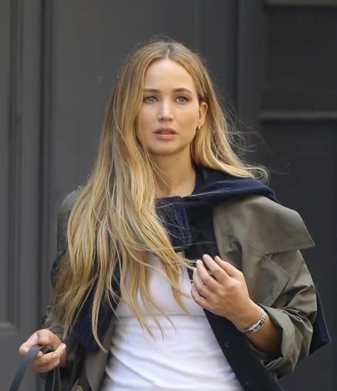 Jennifer Lawrence Honey Blonde Hair, Jennifer Lawrence Hair Color, Jennifer Lawrence Blonde Hair, Blonde Gloss Before And After, Jennifer Lawrence Hair 2024, Jennifer Lawrence Hair 2023, Jennifer Lawrence Hair Long, Jennifer Lawrence Long Hair, Blonde Celebs