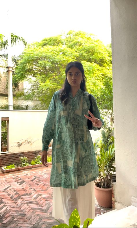 Simple Desi Outfit Ideas, Kurta With Sneakers Women, South Asian Outfits Casual, India Casual Outfit, Desi Style Casual, Desi University Outfit, Kurta Aesthetic Girl, Desi Summer Outfits, Desi College Fits