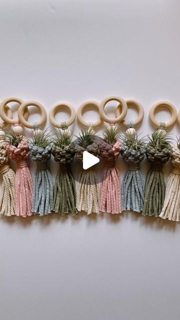 Macrame Gifts, Finger Knitting Projects, Macrame Basket, Tassels Tutorials, Free Macrame Patterns, Macrame Tutorials, Macrame Plant Holder, Mini Macrame, Handmade Market