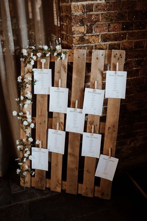 Wooden Table Decor Wedding, Wooden Table Plan, Rustic Wedding Table Plan, Pallet Seating Chart Wedding, Pallet Table Plan, Wedding Pallet Ideas, Seating Plan Wedding Rustic, Wooden Pallet Wedding, Seating Plan Ideas