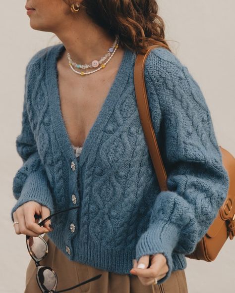 Cropped Chunky Cardigan, Blue Cardigan Outfit Winter, Vintage Cardigan Outfit, Vintage Cardigan Pattern, Blue Cardigan Outfit, Crochet Sweater Coat, Knit Cardigan Outfit, Blue Knit Cardigan, Crochet Sweater Design