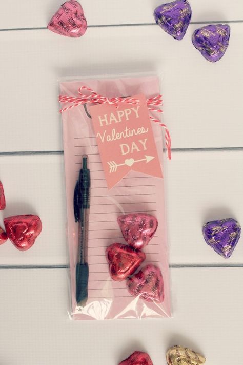 Notepad Gift with FREE Printables!! – HAWTHORNE AND MAIN Pen Valentines, Notepad And Pen, Notepad Gift, Bottle Ideas, My Hubby, Diy Valentines Gifts, Valentine Day Crafts, Candy Gifts, Valentines Gift