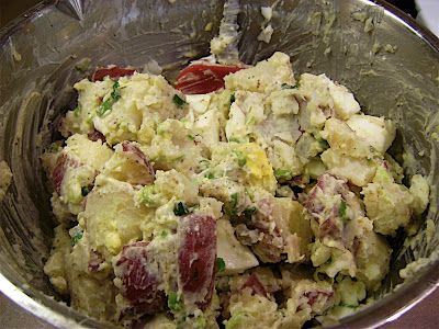 Macaroni Pasta Salad, Potato Salad Recipes, Blue Potatoes, Bbq Sides, Hot Blue, Pub Food, Favorite Dessert Recipes, Potatoe Salad Recipe, Salad Side Dishes