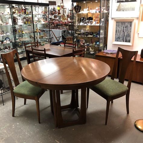 Beautiful Brasilia by Broyhill Walnut #miscenturymodern Dining table and chairs just in $395 #queststuff (no leaves) ... Mcm Dining Room, Boston Apartment, Dining Table And Chairs, Mid Century Dining, Dining Table Chairs, Table And Chairs, Dining Room Furniture, Utah, Boston