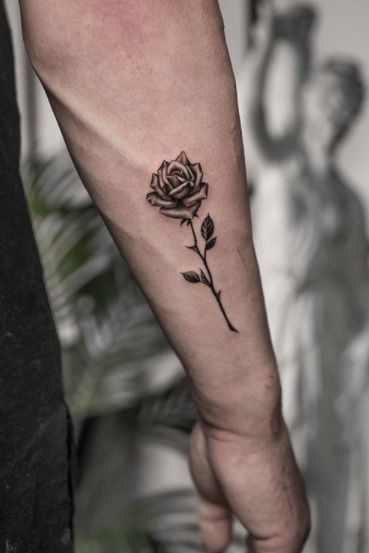 Small Rose Wrist Tattoo, Tattoo Male, Rose Tattoo Forearm, Rose Tattoo On Arm, Tatuagem Masculina Pequena, Rose Tattoos For Men, Small Rose Tattoo, Cool Wrist Tattoos, Wrist Tattoos For Guys