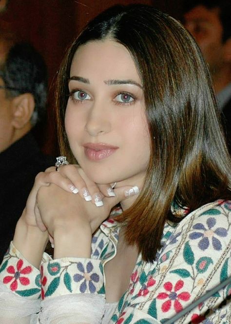 Karisma Kapoor 90s, Karishma Kapoor 90s, Bollywood 90s, Bollywood Makeup, Jassi Gill, Karishma Kapoor, Karisma Kapoor, 90s Bollywood, Bollywood Outfits