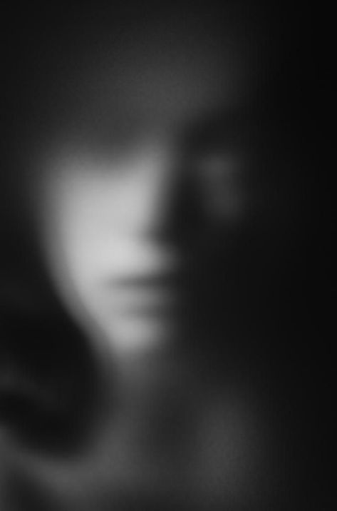 * Robert Mapplethorpe Photography, Blur Image, Silhouette Photography, Robert Mapplethorpe, Antique Portraits, Portrait Photography Women, Blur Photo, Face Aesthetic, Women Photography