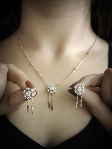 DM or contact us at 9355255278⬅️ to book your order NOW 😉 Pendant Set Diamond, Small Diamond Necklace, Rings Light, Camera Necklace, Necklaces Simple, Pendent Set, Jewelry Product Shots, New Gold Jewellery Designs, Diamond Jewelry Set