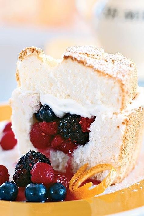 Angel Food Cake Stuffed with Whipped Cream and Berries | "Hollow out an angel food cake and fill with a mixture of sweetened whipped cream and fresh berries for an impressive dessert. You can use whatever combination of berries you prefer, or use just one type of berry. " #cakerecipes #bakingrecipes #dessertrecipes #cakes #cakeideas Stuffed Angel Food Cake, Cooking Pasta, Impressive Desserts, Blueberry Desserts, Berries Recipes, Blueberry Recipes, Köstliche Desserts, Angel Food Cake, Food Cake