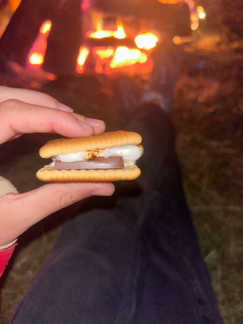 #marshmallow #chocolate #biscuits #campfire Marshmallow With Chocolate, Marshmallow Chocolate, Biscuit Sandwich, Chocolate Biscuits, Tasty Recipes Videos, Tasty Recipes, Marshmallows, Campfire, Food Videos