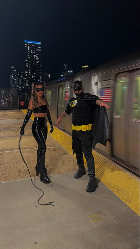 Diy Catwoman Costume, Batman And Catwoman Costumes, Cat Women Halloween Costumes, Batwoman Costume, Catwoman Halloween Costume, Catwoman Outfit, Batman Costume Diy, Catwoman Batman, Halloween Parejas