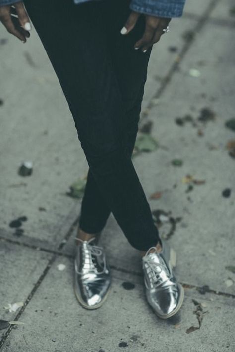 dancin shoes Metallic Oxfords, Silver Shoes, Crazy Shoes, Shoe Obsession, Fashion Mode, Shoe Lover, Mode Inspiration, Cross Straps, Shoe Game