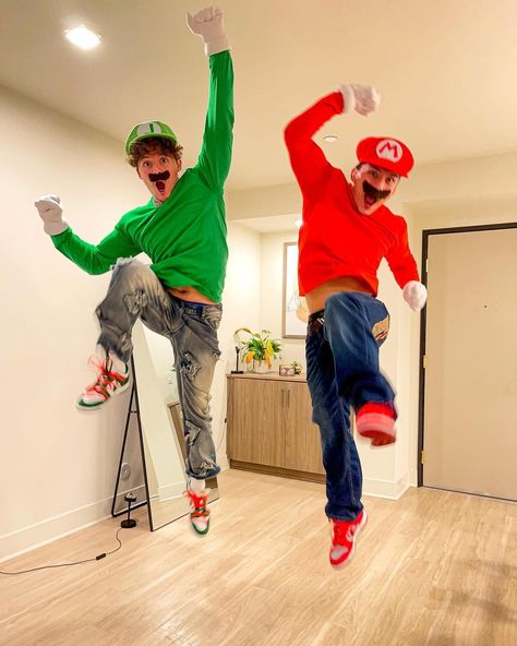 Halloween Outfit Ideas Couples, Mario Costume Men, Solo Guy Halloween Costume, 2 Man Halloween Costume, Male Duo Costumes, Guys Halloween Costumes College, Easy Boy Costumes, Halloween Costumes Guys Aesthetic, Men Duo Halloween Costumes